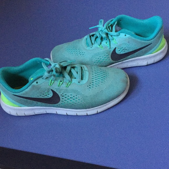 Nike Free Runs - Picture 1 of 5